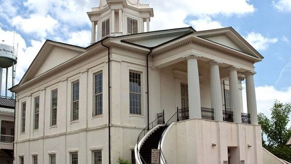 https://archive.wbhm.org/wp-content/uploads/2015/10/745px-Lowndes_County_Courthouse-600x338.jpg