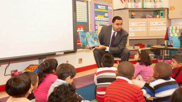 https://archive.wbhm.org/wp-content/uploads/2016/05/01052016-john-king-visits-joann-leleck-elementary-school-silver-springs-maryland-26_23901531860_o-600x338.jpg