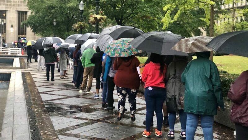 https://archive.wbhm.org/wp-content/uploads/2022/03/Voters-line-up-at-courthouse-in-the-rain-for-absentee-voting-1024x768-1-e1647373041933-800x450.jpg