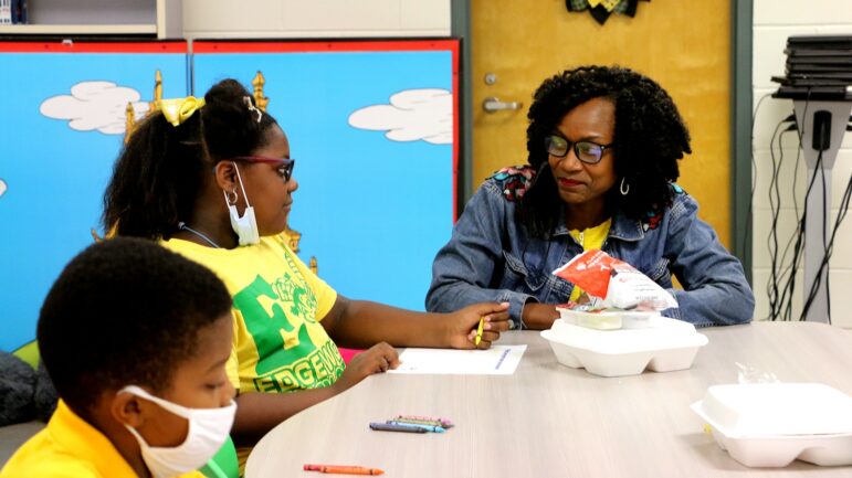 Selma superintendent Avis Williams talks to Alana, a third-grader, during “lunch and learn” at Edgewood Elementary.