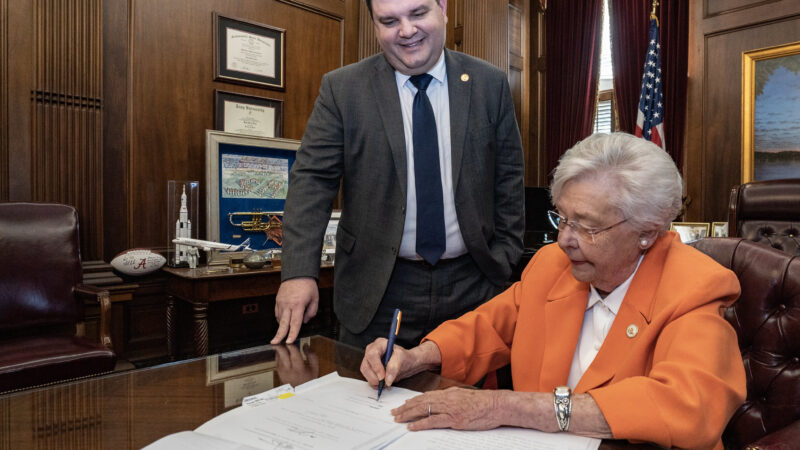 https://archive.wbhm.org/wp-content/uploads/2023/04/Ivey_Signs_Fentanyl_Bill-800x450.jpg